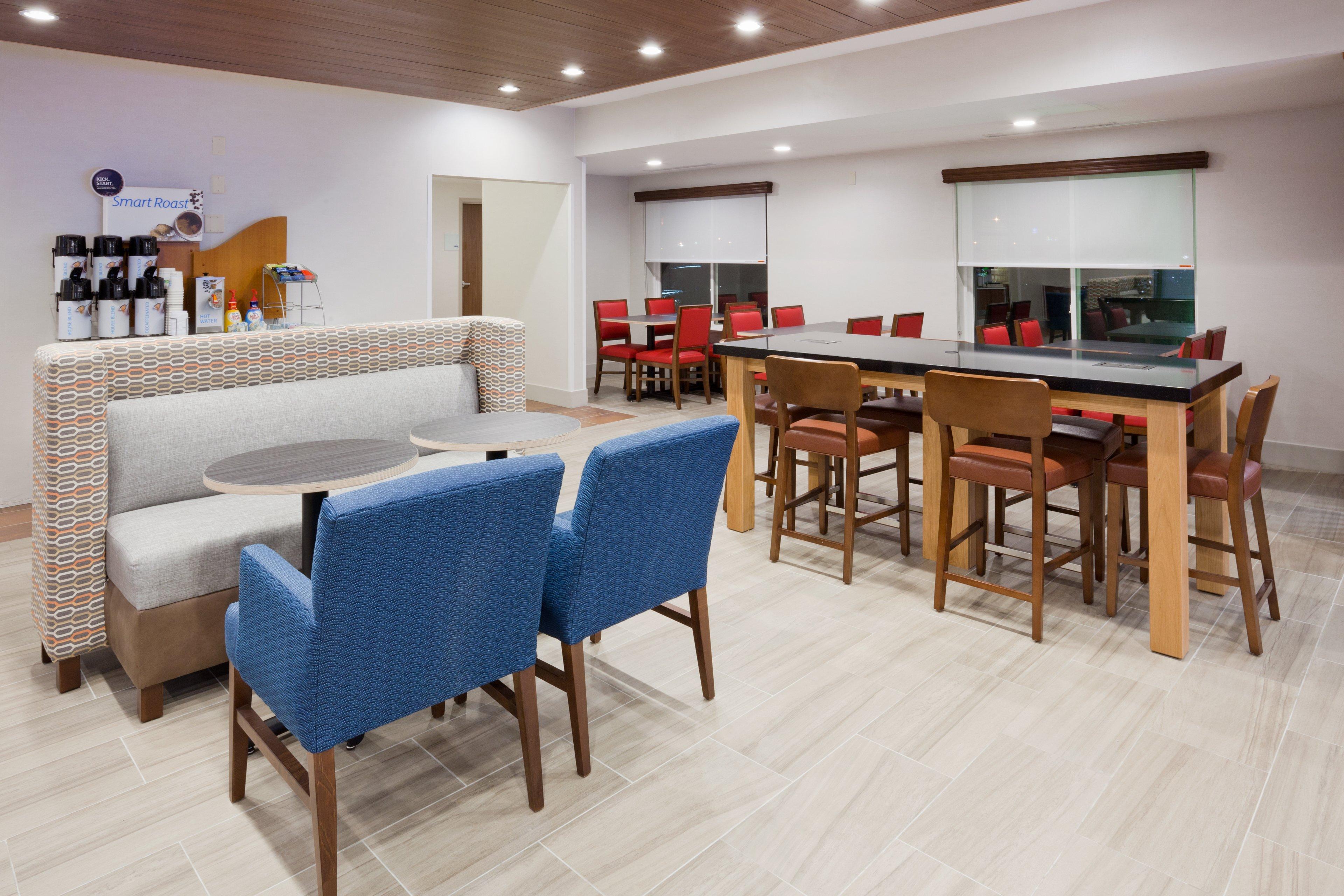 Holiday Inn Express & Suites - Dickinson By Ihg Exteriör bild